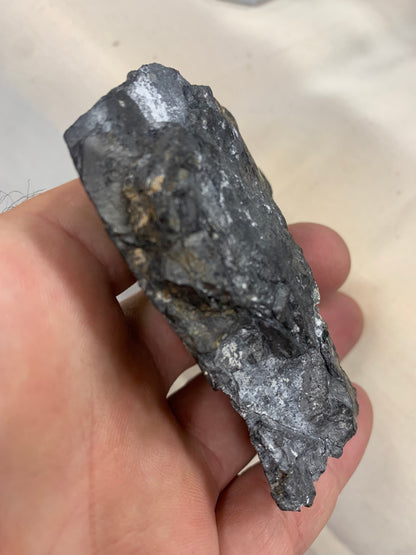 Shungite Petrovsky  – Pierre brute naturelle 75x55x25 mm, 40 g – Pièce rare et authentique !