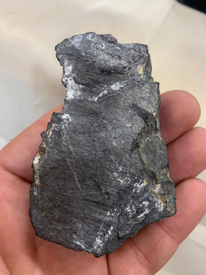 Shungite Petrovsky  – Pierre brute naturelle 75x55x25 mm, 40 g – Pièce rare et authentique !
