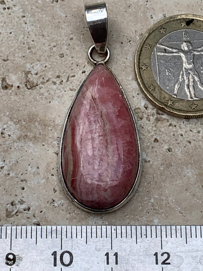 Rhodochrosite ! Pendentif en Argent de 44mm x17 x7 fait par Gem & Zen. Vendu avec un cordon réglable de couleur noire !