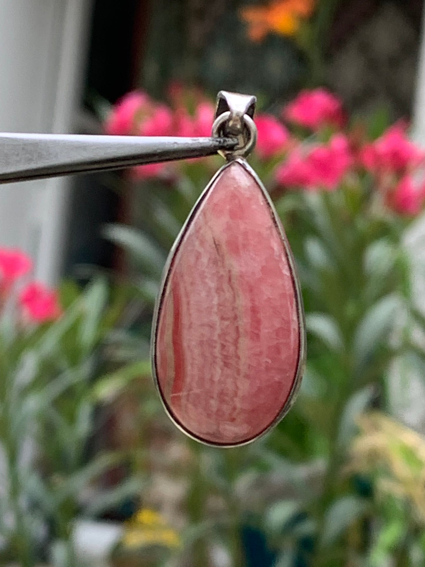 Rhodochrosite ! Pendentif en Argent de 44mm x17 x7 fait par Gem & Zen. Vendu avec un cordon réglable de couleur noire !