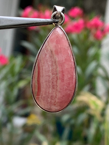 Rhodochrosite ! Pendentif en Argent de 44mm x17 x7 fait par Gem & Zen. Vendu avec un cordon réglable de couleur noire !