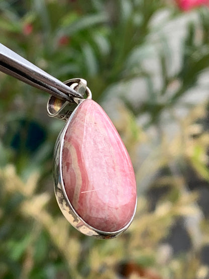 Rhodochrosite ! Pendentif en Argent de 44mm x17 x7 fait par Gem & Zen. Vendu avec un cordon réglable de couleur noire !