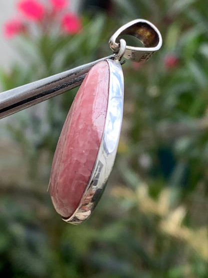 Rhodochrosite ! Pendentif en Argent de 44mm x17 x7 fait par Gem & Zen. Vendu avec un cordon réglable de couleur noire !