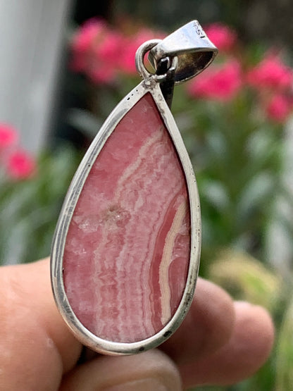 Rhodochrosite ! Pendentif en Argent de 44mm x17 x7 fait par Gem & Zen. Vendu avec un cordon réglable de couleur noire !