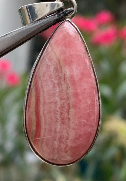 Rhodochrosite ! Pendentif en Argent de 44mm x17 x7 fait par Gem & Zen. Vendu avec un cordon réglable de couleur noire !