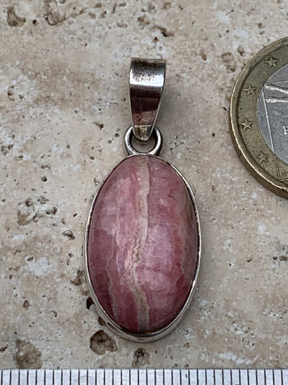 Rhodochrosite ! Pendentif en Argent de 35mm x15 x7 fait par Gem & Zen. Vendu avec un cordon réglable de couleur noire !