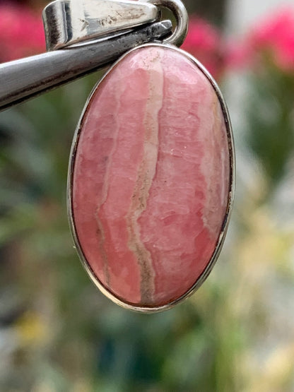 Rhodochrosite ! Pendentif en Argent de 35mm x15 x7 fait par Gem & Zen. Vendu avec un cordon réglable de couleur noire !