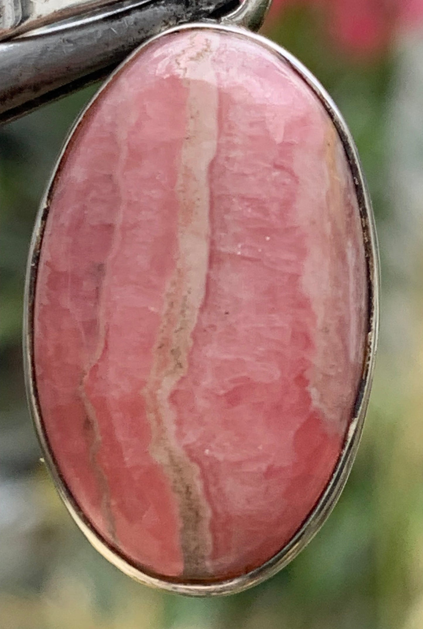 Rhodochrosite ! Pendentif en Argent de 35mm x15 x7 fait par Gem & Zen. Vendu avec un cordon réglable de couleur noire !