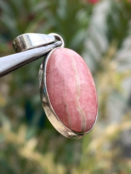 Rhodochrosite ! Pendentif en Argent de 35mm x15 x7 fait par Gem & Zen. Vendu avec un cordon réglable de couleur noire !