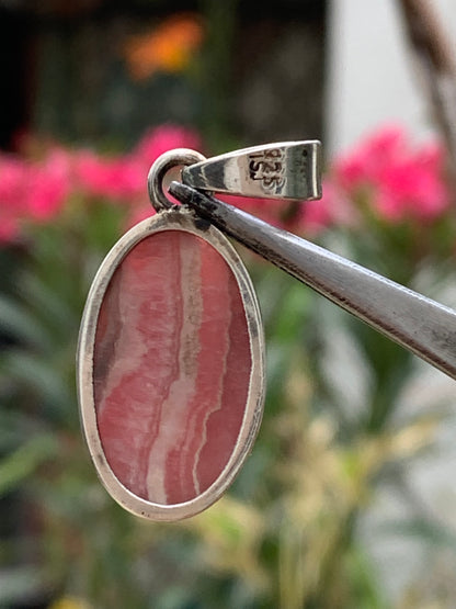 Rhodochrosite ! Pendentif en Argent de 35mm x15 x7 fait par Gem & Zen. Vendu avec un cordon réglable de couleur noire !