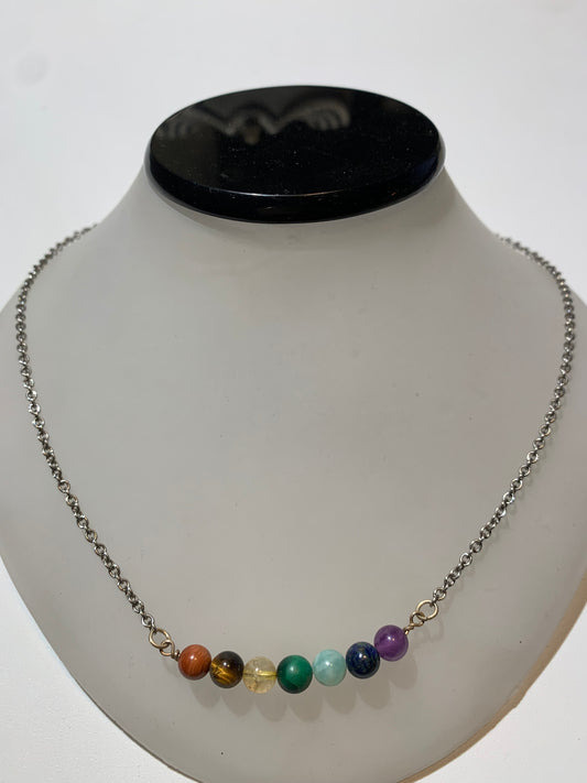 Pendentif créé par Zen Curiosity – 7 chakras, perles rondes de 6 mm - Longueur 50 cm - 3 finitions au choix