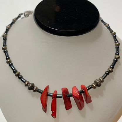 Collier créé par Zen Curiosity – Corail et hématite, perles baroques et fantaisies - Longueur 53 cm - 3 finitions au choix