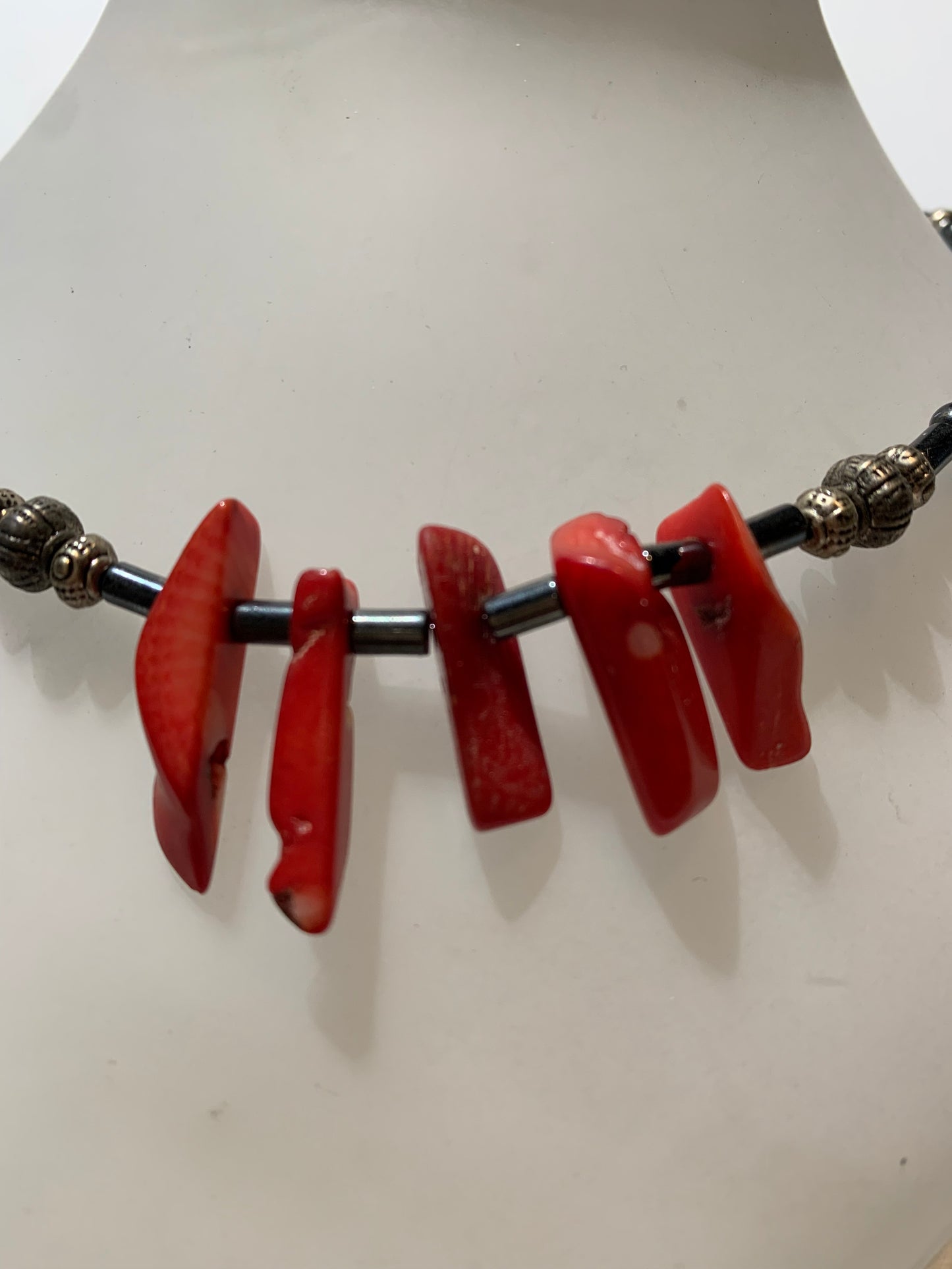 Collier créé par Zen Curiosity – Corail et hématite, perles baroques et fantaisies - Longueur 53 cm - 3 finitions au choix