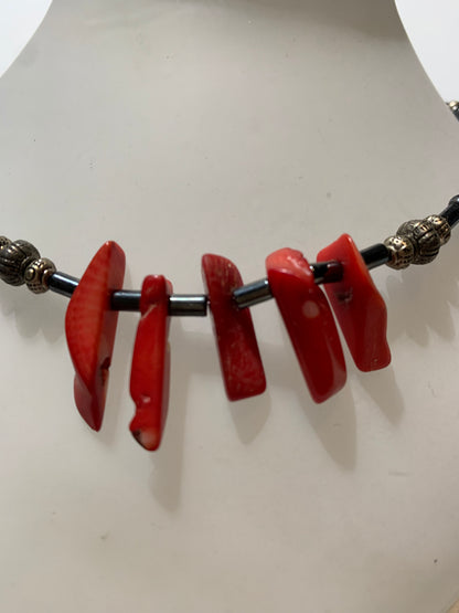 Collier créé par Zen Curiosity – Corail et hématite, perles baroques et fantaisies - Longueur 53 cm - 3 finitions au choix