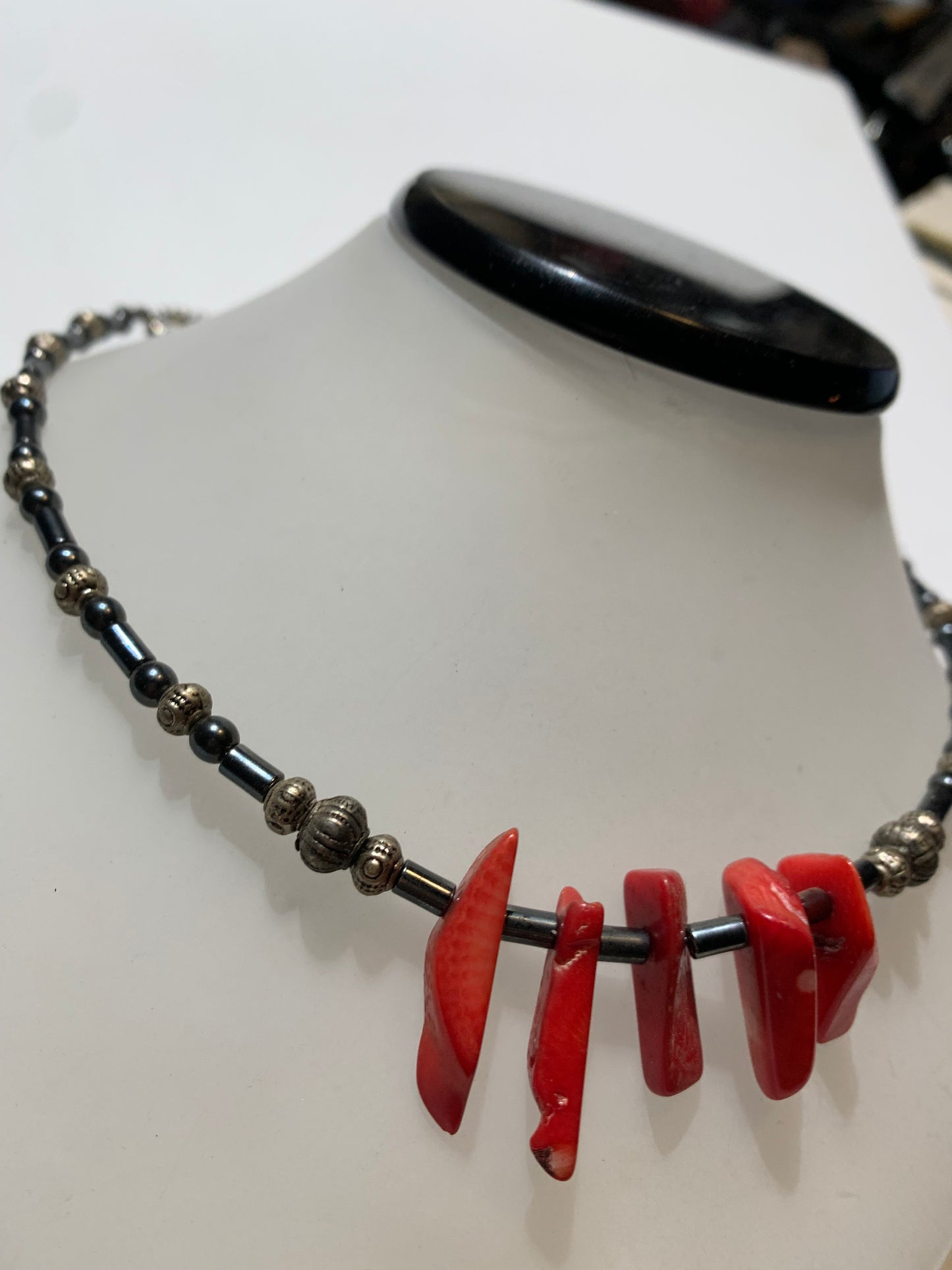 Collier créé par Zen Curiosity – Corail et hématite, perles baroques et fantaisies - Longueur 53 cm - 3 finitions au choix