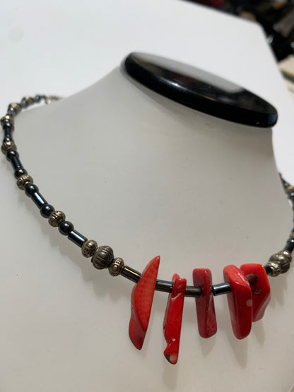 Collier créé par Zen Curiosity – Corail et hématite, perles baroques et fantaisies - Longueur 53 cm - 3 finitions au choix