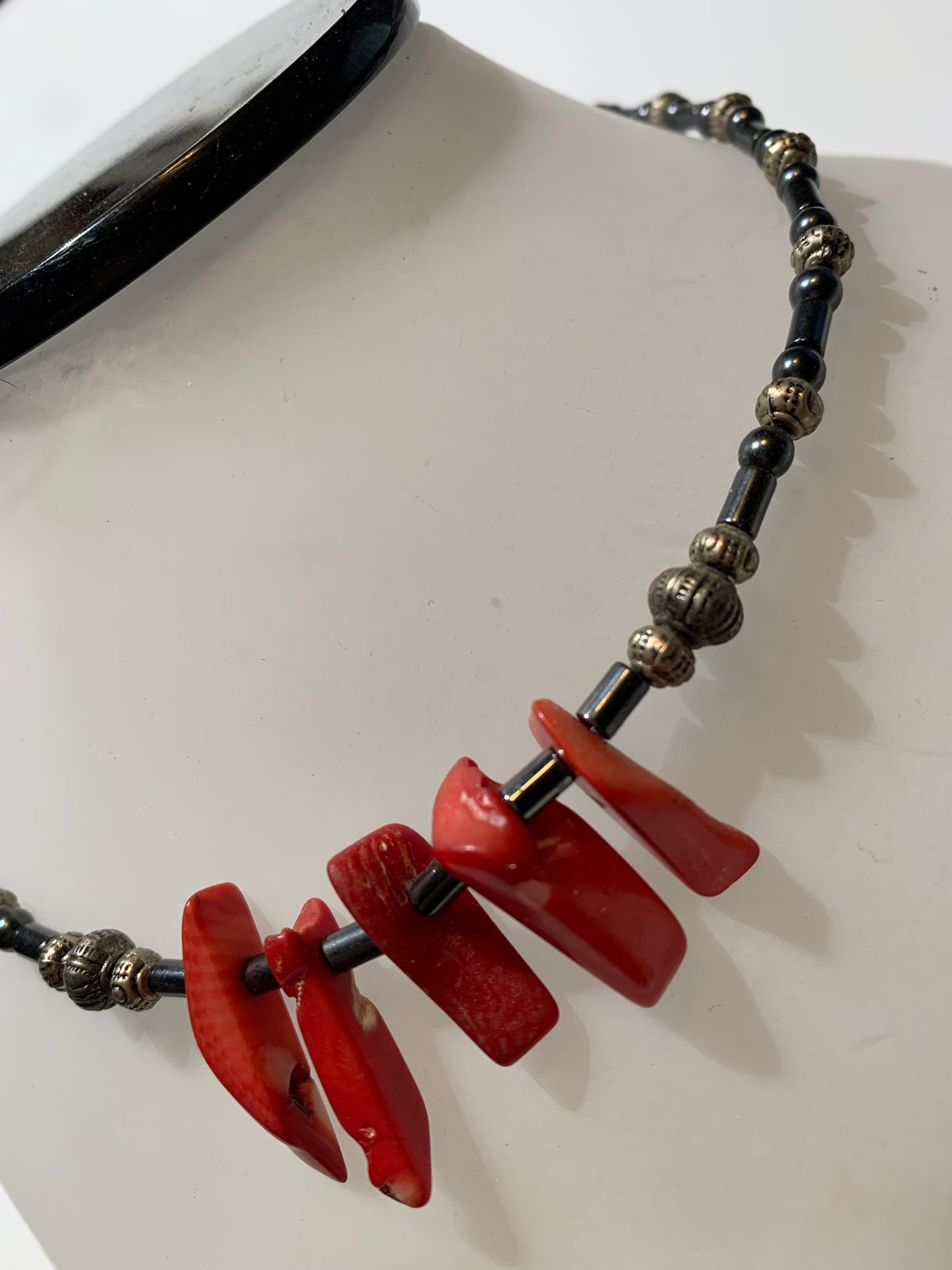 Collier créé par Zen Curiosity – Corail et hématite, perles baroques et fantaisies - Longueur 53 cm - 3 finitions au choix