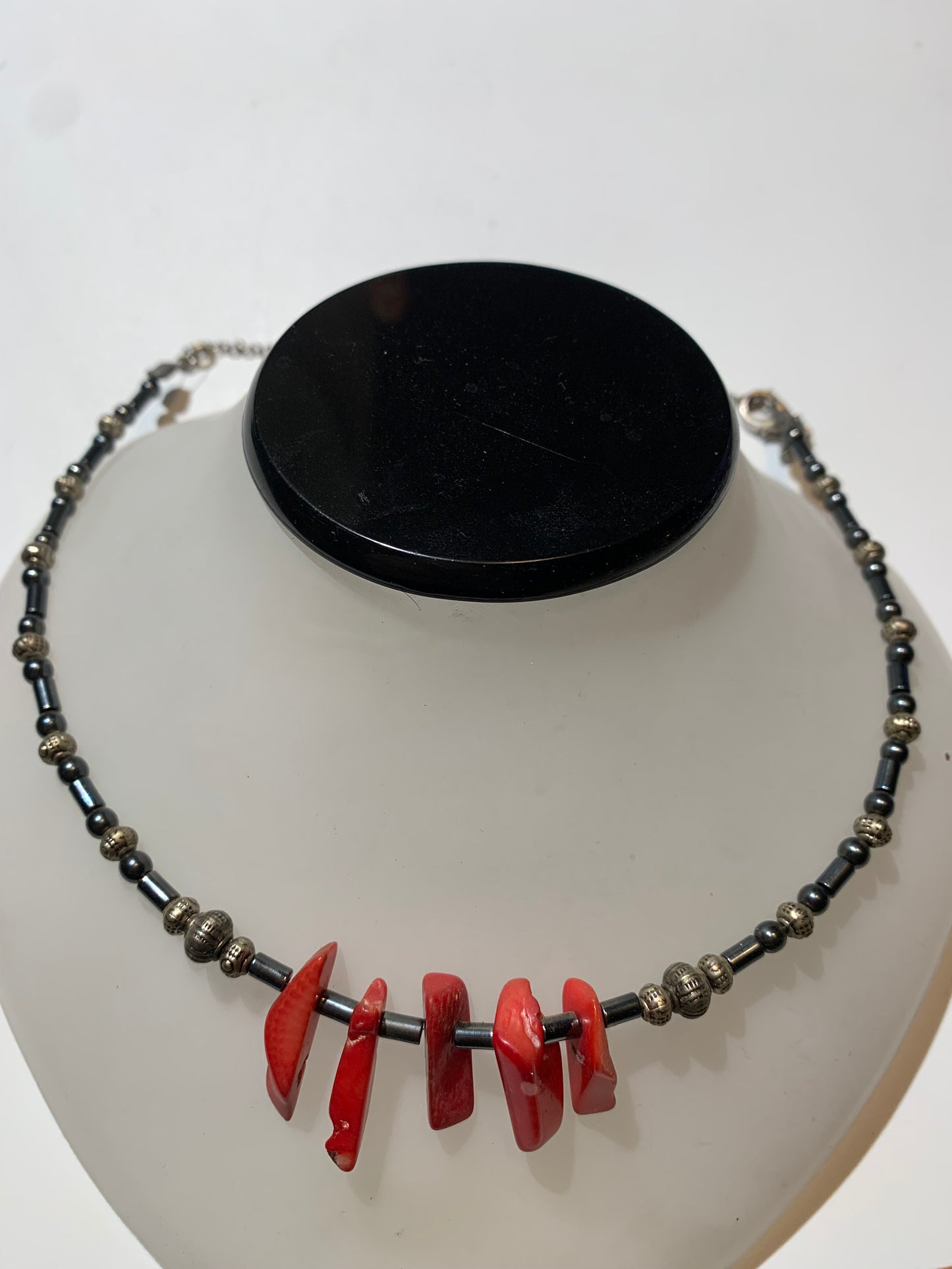Collier créé par Zen Curiosity – Corail et hématite, perles baroques et fantaisies - Longueur 53 cm - 3 finitions au choix