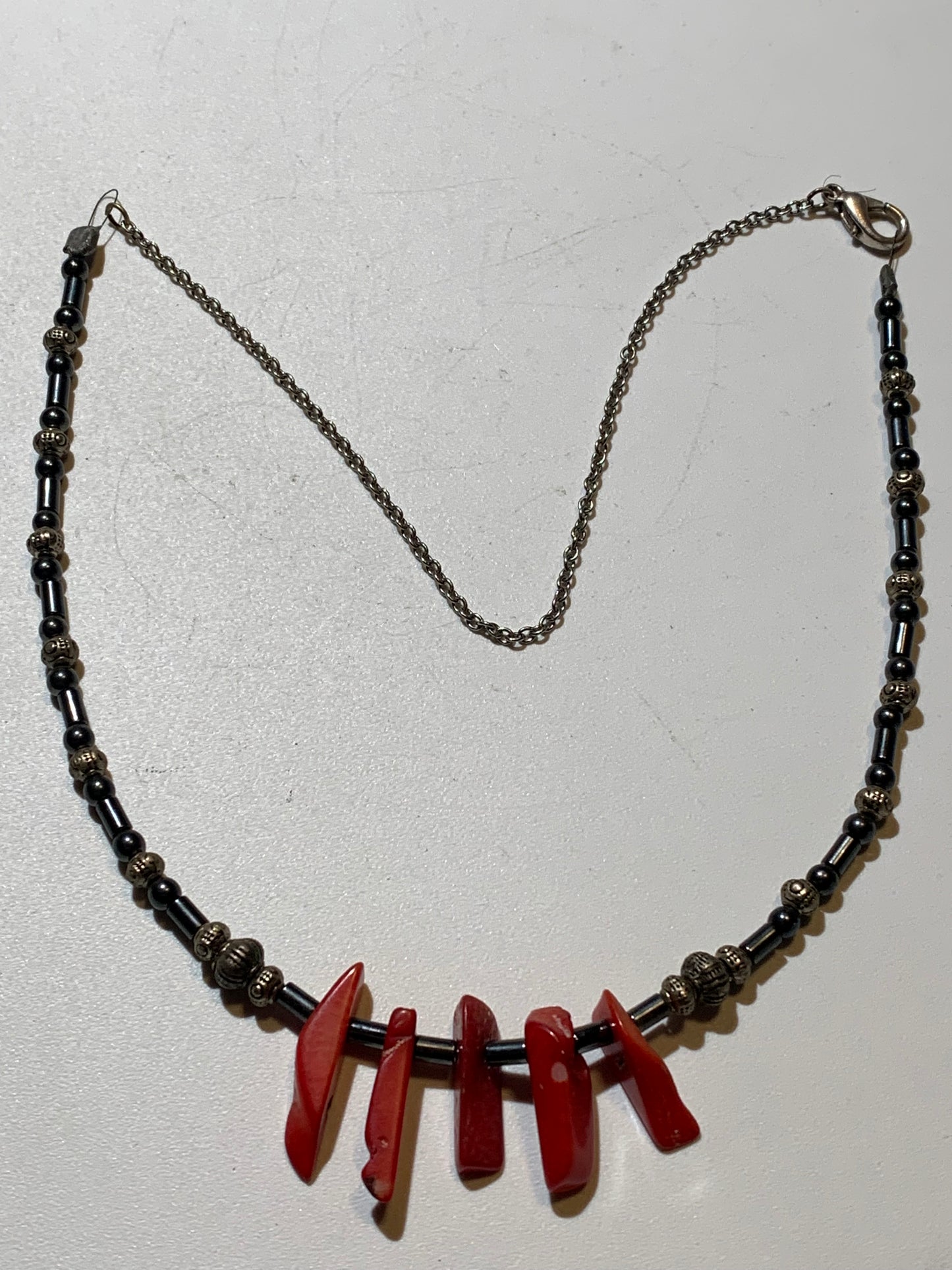 Collier créé par Zen Curiosity – Corail et hématite, perles baroques et fantaisies - Longueur 53 cm - 3 finitions au choix