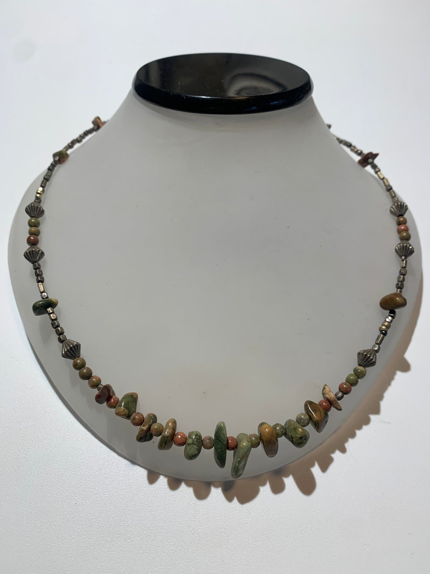 Collier créé par Zen Curiosity – jaspe unakite, perles rondes et baroques - Longueur 45 cm - Finition laiton argenté