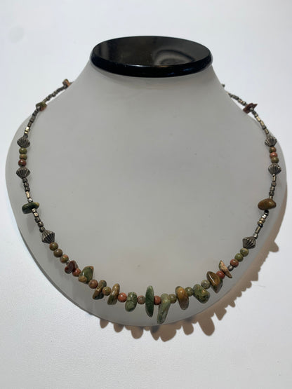 Collier créé par Zen Curiosity – jaspe unakite, perles rondes et baroques - Longueur 45 cm - Finition laiton argenté