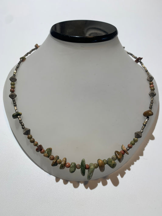 Collier créé par Zen Curiosity – jaspe unakite, perles rondes et baroques - Longueur 45 cm - Finition laiton argenté