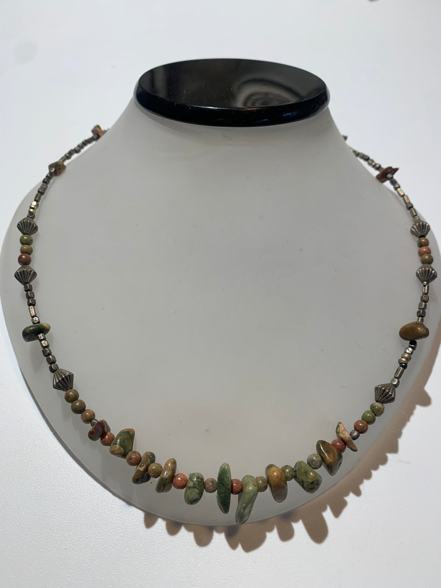 Collier créé par Zen Curiosity – jaspe unakite, perles rondes et baroques - Longueur 45 cm - Finition laiton argenté