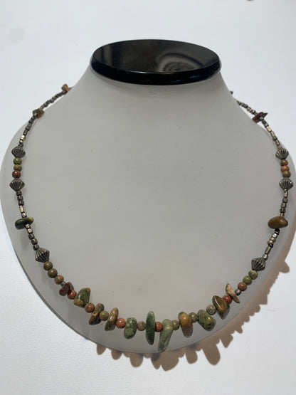Collier créé par Zen Curiosity – jaspe unakite, perles rondes et baroques - Longueur 45 cm - Finition laiton argenté