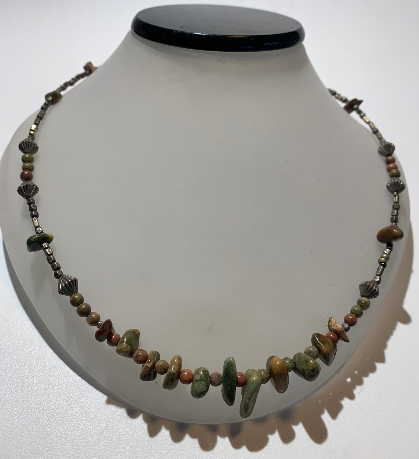 Collier créé par Zen Curiosity – jaspe unakite, perles rondes et baroques - Longueur 45 cm - Finition laiton argenté