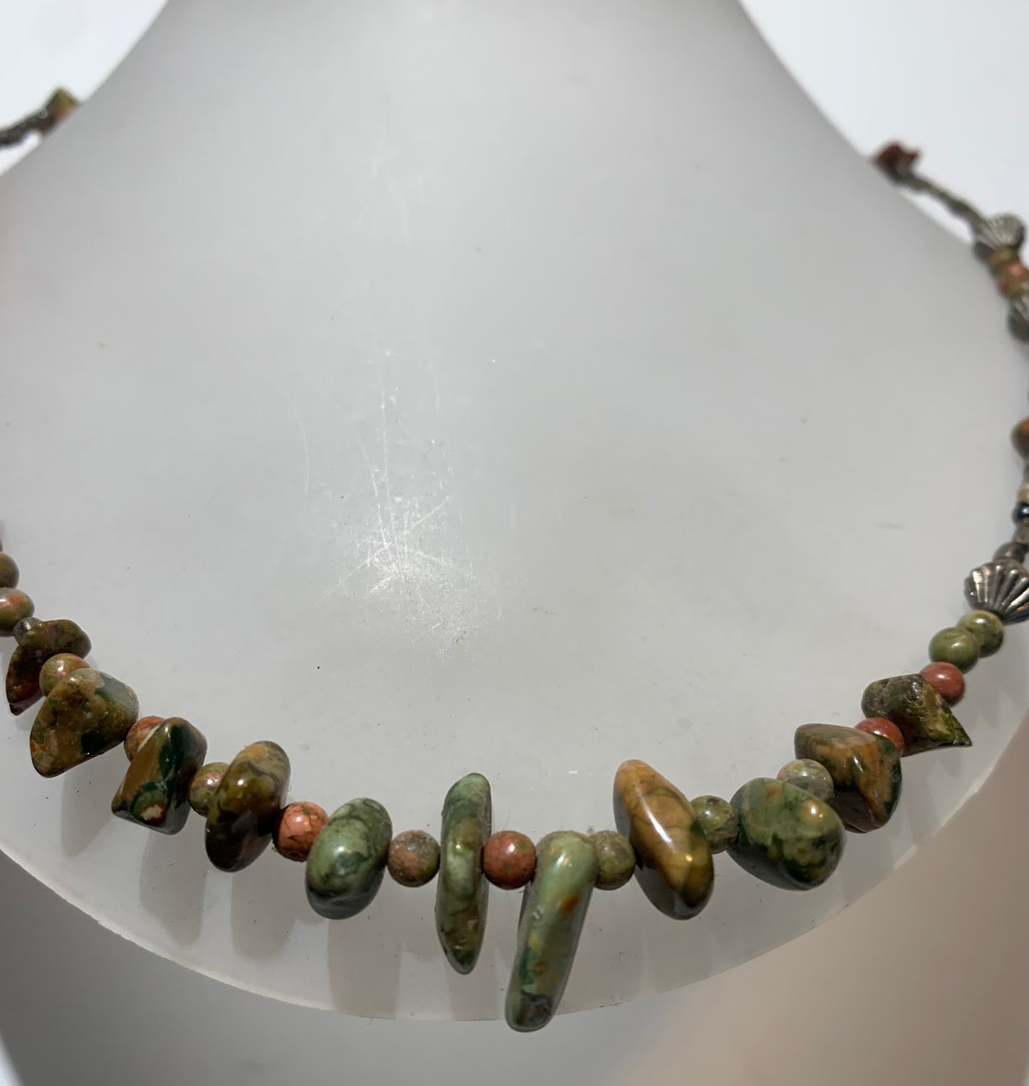 Collier créé par Zen Curiosity – jaspe unakite, perles rondes et baroques - Longueur 45 cm - Finition laiton argenté