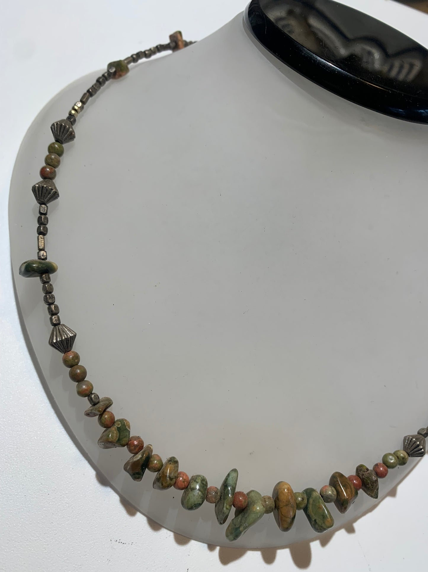 Collier créé par Zen Curiosity – jaspe unakite, perles rondes et baroques - Longueur 45 cm - Finition laiton argenté