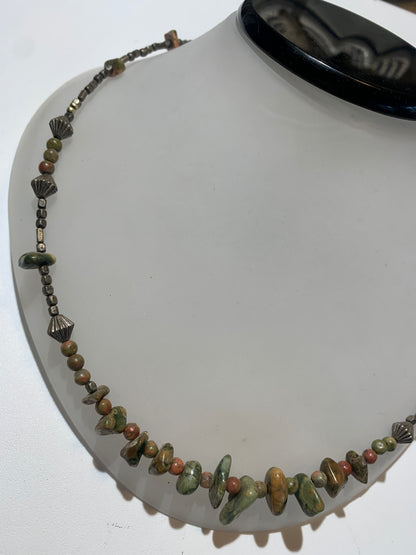 Collier créé par Zen Curiosity – jaspe unakite, perles rondes et baroques - Longueur 45 cm - Finition laiton argenté