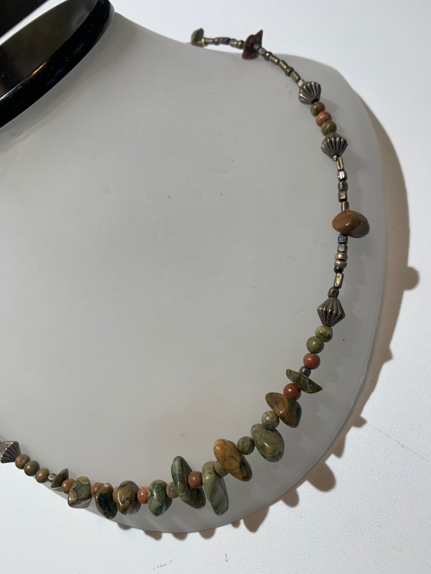 Collier créé par Zen Curiosity – jaspe unakite, perles rondes et baroques - Longueur 45 cm - Finition laiton argenté
