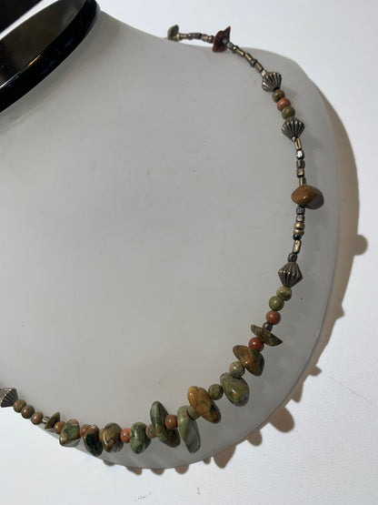 Collier créé par Zen Curiosity – jaspe unakite, perles rondes et baroques - Longueur 45 cm - Finition laiton argenté