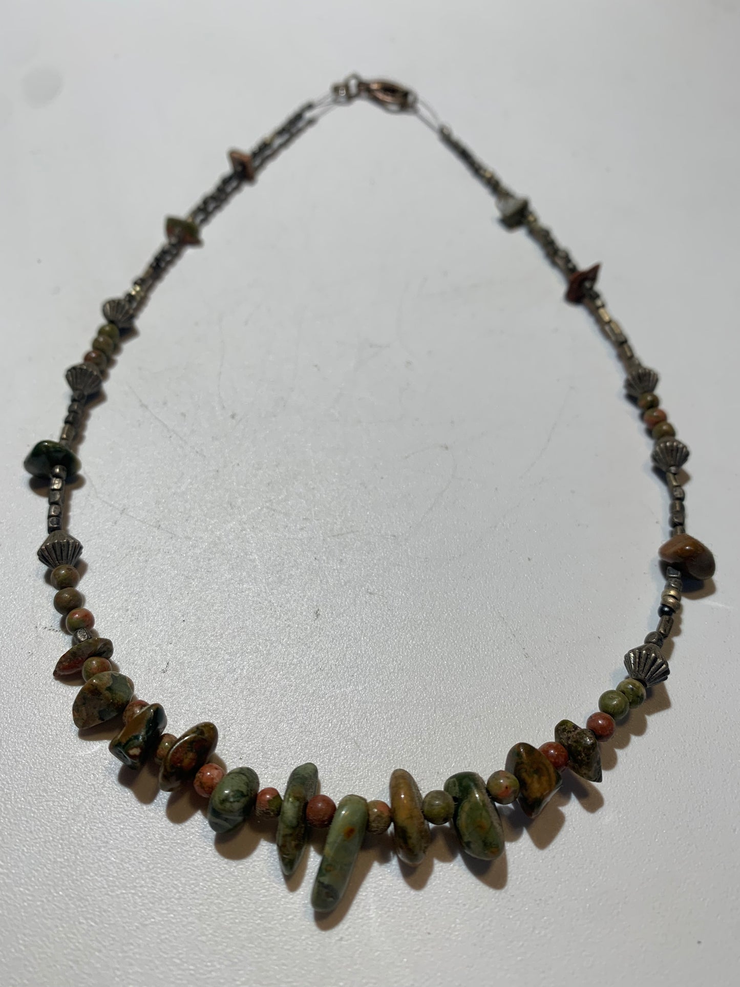 Collier créé par Zen Curiosity – jaspe unakite, perles rondes et baroques - Longueur 45 cm - Finition laiton argenté