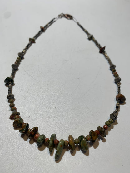 Collier créé par Zen Curiosity – jaspe unakite, perles rondes et baroques - Longueur 45 cm - Finition laiton argenté