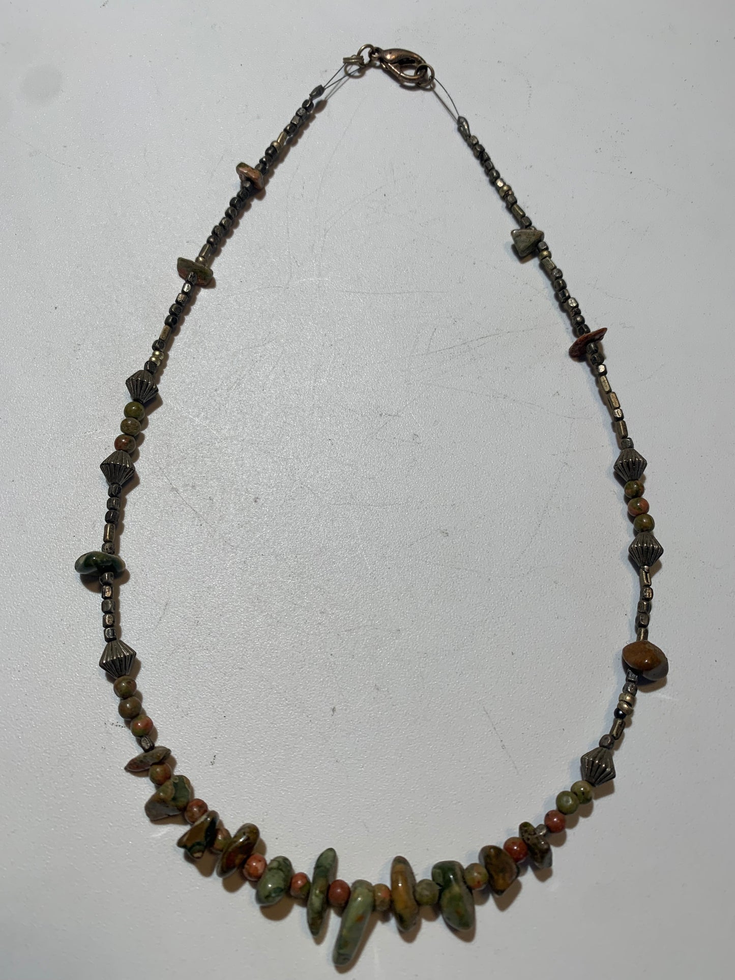 Collier créé par Zen Curiosity – jaspe unakite, perles rondes et baroques - Longueur 45 cm - Finition laiton argenté