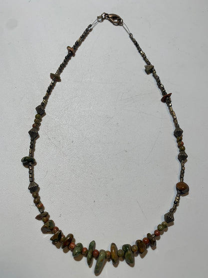 Collier créé par Zen Curiosity – jaspe unakite, perles rondes et baroques - Longueur 45 cm - Finition laiton argenté