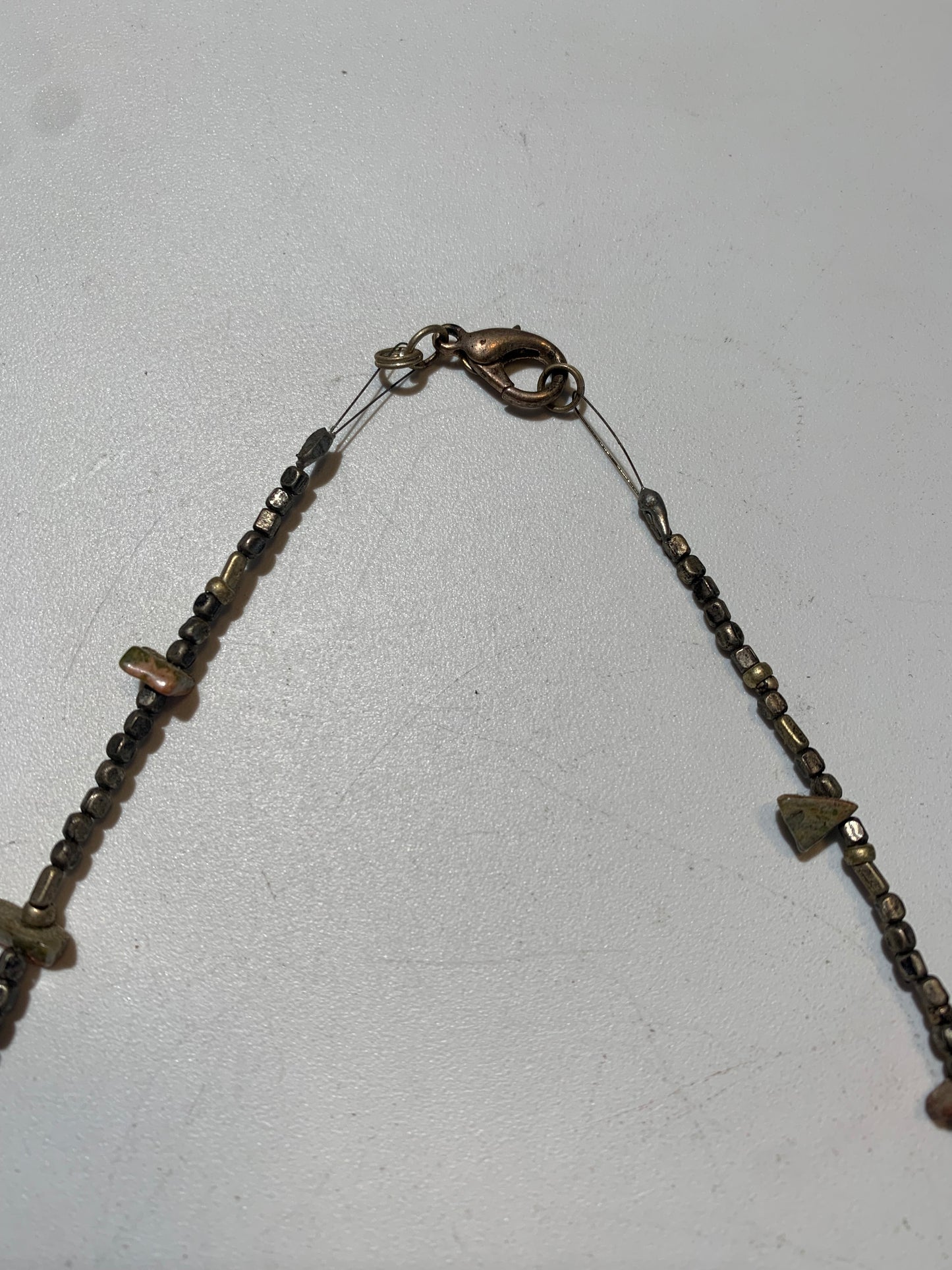 Collier créé par Zen Curiosity – jaspe unakite, perles rondes et baroques - Longueur 45 cm - Finition laiton argenté