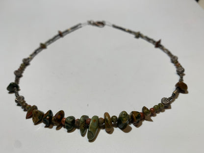 Collier créé par Zen Curiosity – jaspe unakite, perles rondes et baroques - Longueur 45 cm - Finition laiton argenté