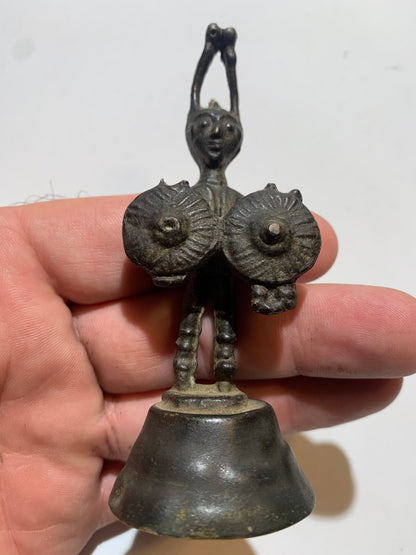 Statuette ancienne d'Afrique en métal - 10 cm de haut - 73 g . - Superbe pièce !