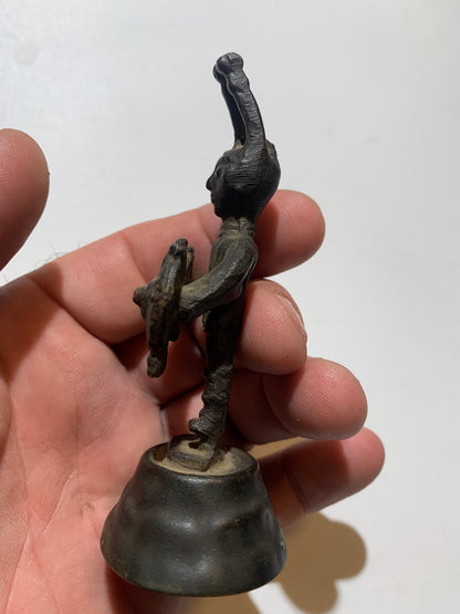 Statuette ancienne d'Afrique en métal - 10 cm de haut - 73 g . - Superbe pièce !