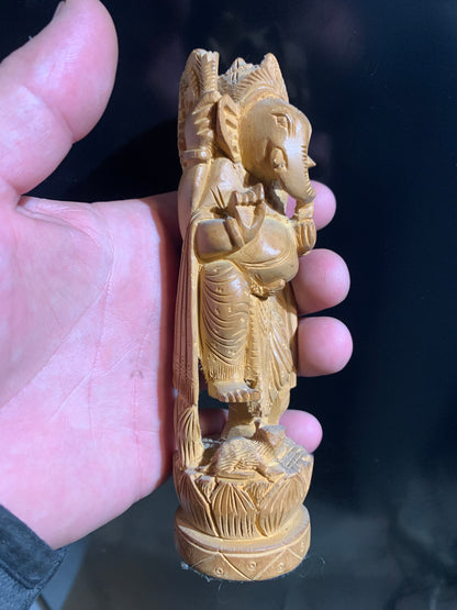Statuette ancienne de Ganesh sculptée dans du bois de Santal - 15 cm de haut - 109,3 g . - Superbe pièce !