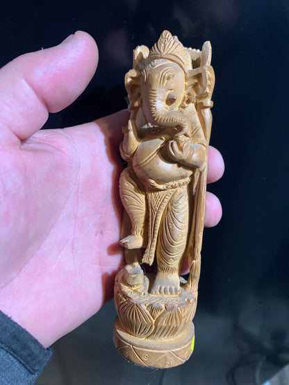Statuette ancienne de Ganesh sculptée dans du bois de Santal - 15 cm de haut - 109,3 g . - Superbe pièce !