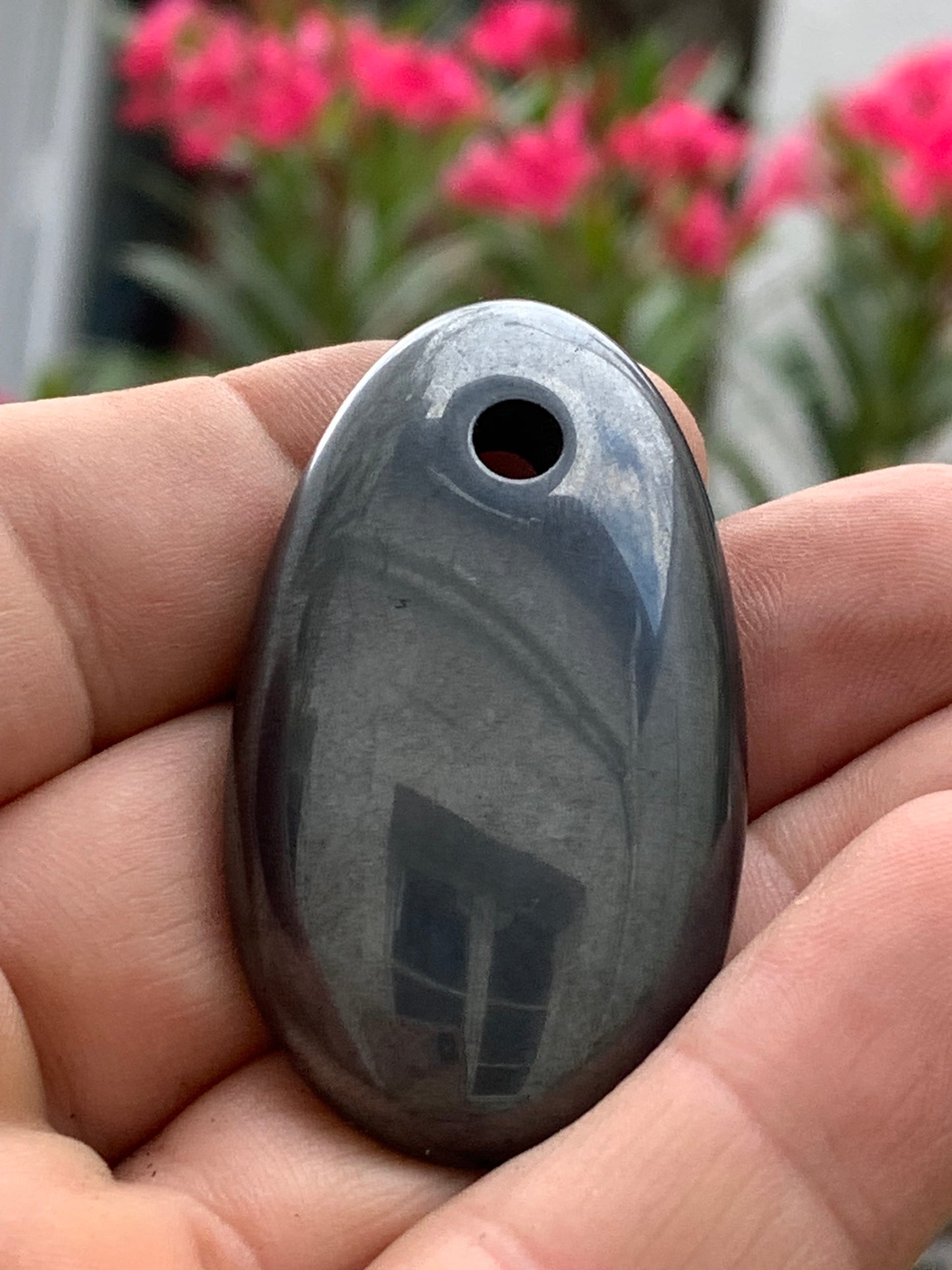 Hématite, pendentif en galet percé, de 50x30x5 millimètres, vendu avec cordon coulissant (réglable), en cuir noir de 40 à 70 centimètres !