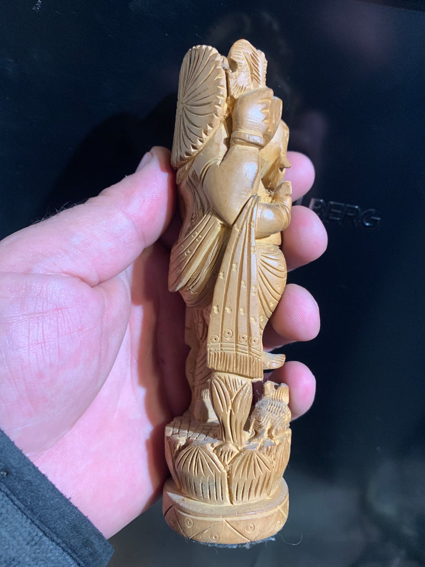 Statuette ancienne de Ganesh sculptée dans du bois de Santal - 15 cm de haut - 109,3 g . - Superbe pièce !