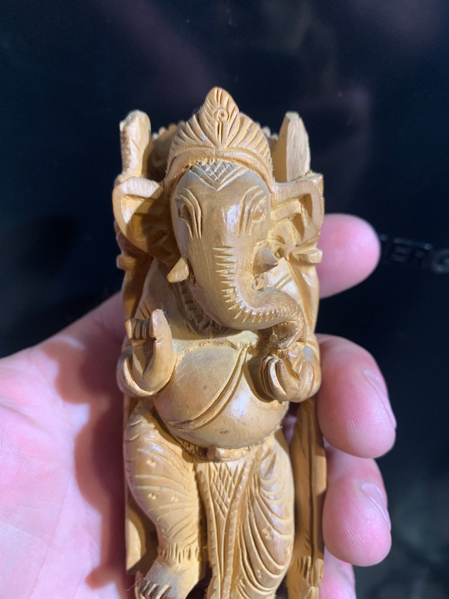 Statuette ancienne de Ganesh sculptée dans du bois de Santal - 15 cm de haut - 109,3 g . - Superbe pièce !