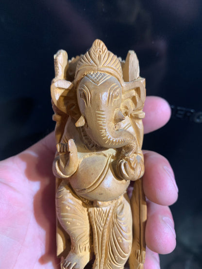Statuette ancienne de Ganesh sculptée dans du bois de Santal - 15 cm de haut - 109,3 g . - Superbe pièce !