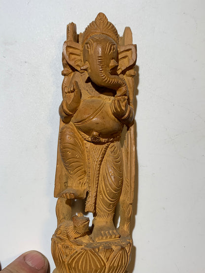 Statuette ancienne de Ganesh sculptée dans du bois de Santal - 15 cm de haut - 109,3 g . - Superbe pièce !