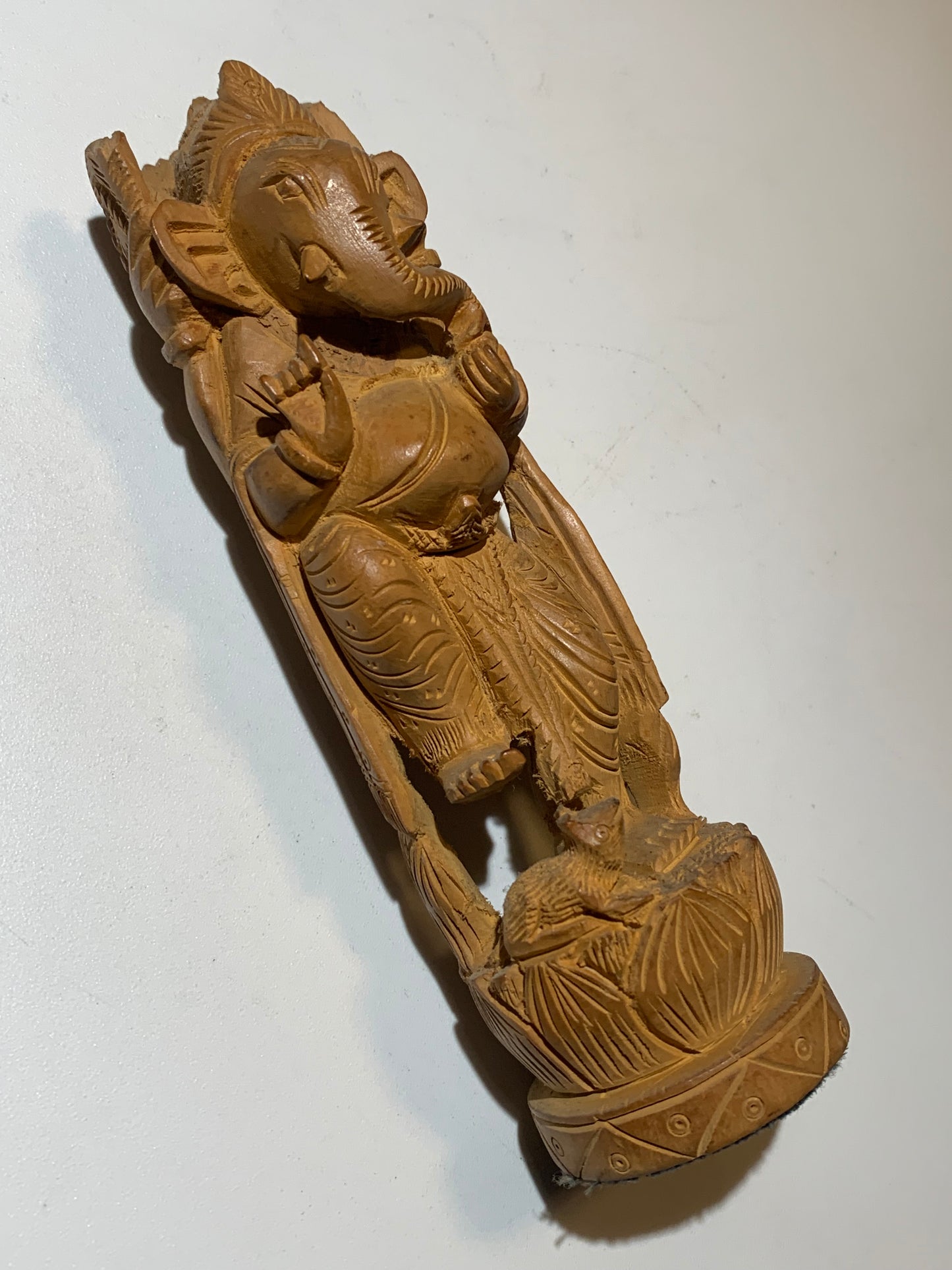 Statuette ancienne de Ganesh sculptée dans du bois de Santal - 15 cm de haut - 109,3 g . - Superbe pièce !